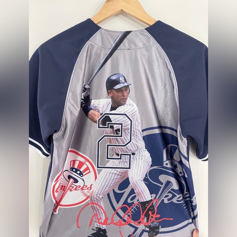 Derek Jeter New York Yankees Youth Jersey. Gently Used. Size Youth (14/16)